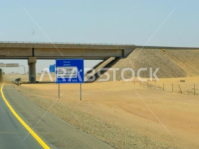 طريق مكة والمدينة، المملكة العربية السعودية، 25 يونيو 2024: لوحة إرشادية لطريق جدة ومطار الملك عبد العزيز على طريق مكة والمدينة السريع، السياحة والحج