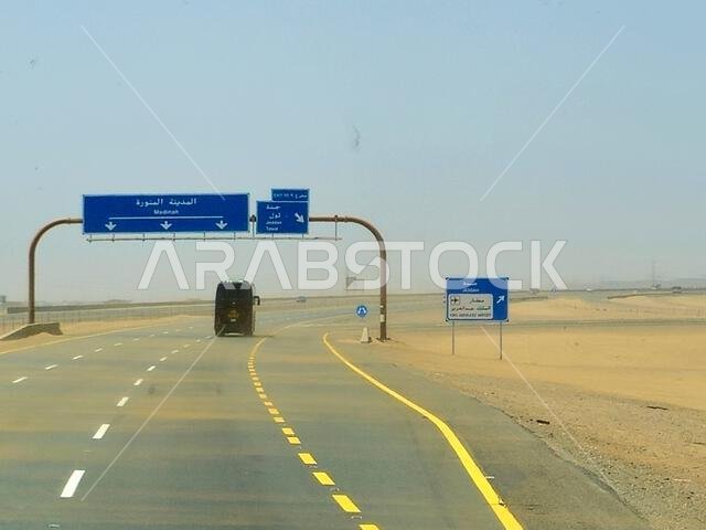 طريق مكة المكرمة والمدينة المنورة، المملكة العربية السعودية، 25 يونيو 2024: الطريق الصحراوي السريع بين مكة المكرمة والمدينة المنورة، مفهوم السياحة والحج في المملكة العربية السعودية
