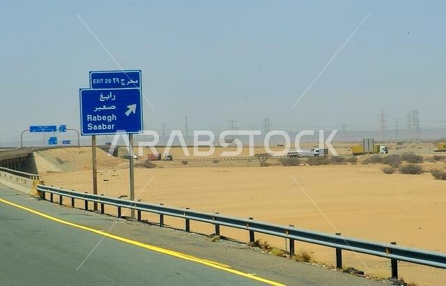 طريق مكة المكرمة - المدينة المنورة، المملكة العربية السعودية، 25 يونيو 2024: لافتة طريق رابغ وسابار على طريق مكة المكرمة - المدينة المنورة السريع، مفهوم السياحة والحج في المملكة.