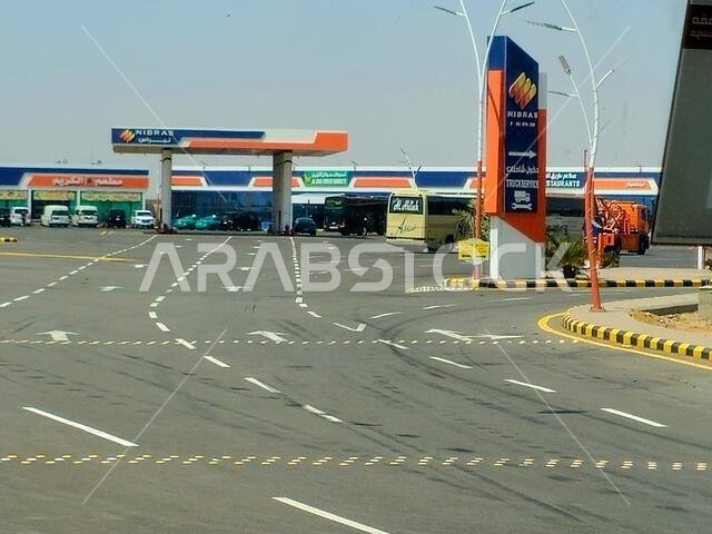 طريق مكة المكرمة والمدينة المنورة، المملكة العربية السعودية، 25 يونيو 2024: محطة وقود نبراس، مفهوم سعر البنزين، أسعار الغاز والنفط في المملكة العربية السعودية، التضخم طريق مكة المكرمة والمدينة المنورة، المملكة العربية السعودية، 25 يونيو 2024: محطة وقود نبراس، مفهوم سعر البنزين، أسعار الغاز والنفط في المملكة العربية السعودية، التضخم