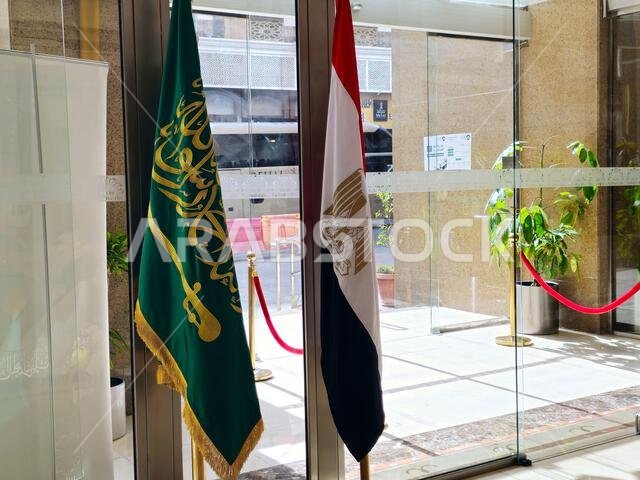 مكة المكرمة، المملكة العربية السعودية، 5 يونيو 2024: علم جمهورية مصر العربية وعلم المملكة العربية السعودية في مكة المكرمة، مدينة مكة المكرمة، مصر