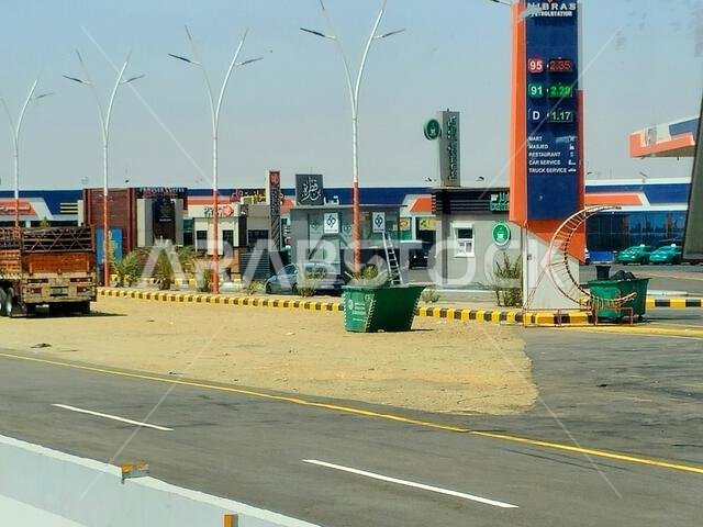 طريق مكة المكرمة والمدينة المنورة، المملكة العربية السعودية، 25 يونيو 2024: محطة وقود نبراس، مفهوم سعر البنزين، أسعار الغاز والنفط في المملكة العربية السعودية، التضخم طريق مكة المكرمة والمدينة المنورة، المملكة العربية السعودية، 25 يونيو 2024: محطة وقود نبراس، مفهوم سعر البنزين، أسعار الغاز والنفط في المملكة العربية السعودية، التضخم