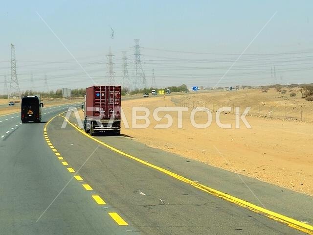 طريق مكة المكرمة والمدينة المنورة، المملكة العربية السعودية، 25 يونيو 2024: مركبات على الطريق الصحراوي السريع بين مكة المكرمة والمدينة المنورة، مفهوم السياحة والحج في المملكة