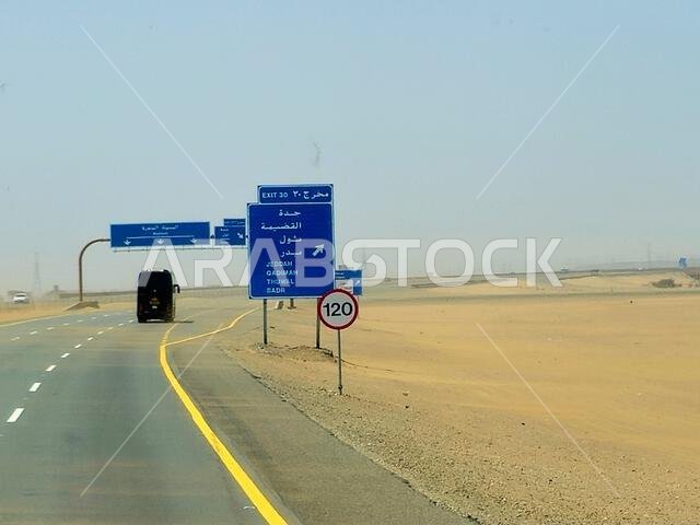 طريق مكة المكرمة - المدينة المنورة، المملكة العربية السعودية، 25 يونيو 2024: لافتة طريق القديمة، جدة، بدر، وثول على طريق مكة المكرمة - المدينة المنورة السريع، مركز السياحة والحج