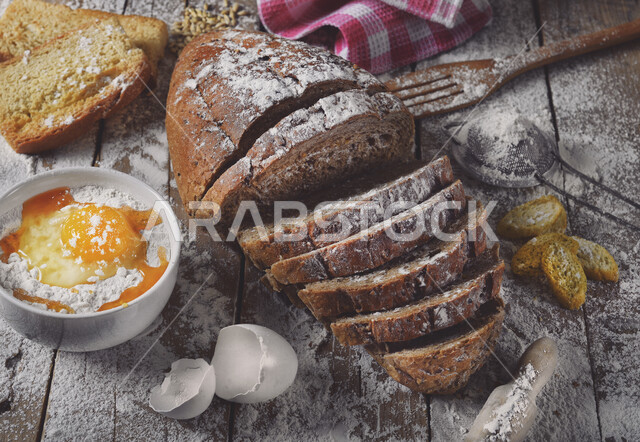 قطع خبز القمح مع طبق البيض، المعجنات والمخبوزات، مخبوزات شهية، مخبوزات ساخنة، فطور صحي ولذيذ، مخابز عربية خليجية سعودية