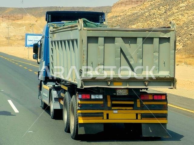 طريق مكة المكرمة - المدينة المنورة، المملكة العربية السعودية، 25 يونيو 2024: شاحنة نقل على الطريق مخصصة للخدمات اللوجستية ونقل المواد، لأغراض صناعية وتجارية.