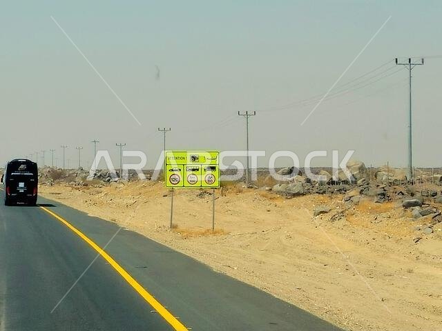 طريق مكة المكرمة والمدينة المنورة، المملكة العربية السعودية، 25 يونيو 2024: لوحة تحديد السرعة لأنواع مختلفة من المركبات على طريق مكة المكرمة والمدينة المنورة السريع، السياحة والحج