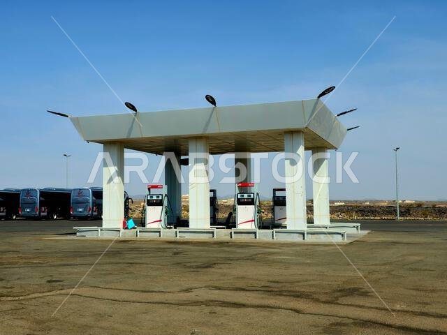 طريق المدينة المنورة، مكة المكرمة، المملكة العربية السعودية، 25 يونيو 2024: محطة وقود الموارد، محطة وقود غاز الموارد، مفهوم تسعير البنزين، شركة موارد للطاقة