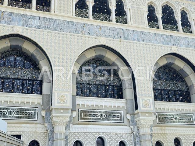 تفاصيل المسجد الحرام، أو المسجد الحرام بمكة المكرمة، والذي يُعتبر أهم مسجد في الإسلام، ويضم تفاصيل المسجد الحرام، أو المسجد الحرام بمكة المكرمة، والذي يُعتبر أهم مسجد في الإسلام، ويضم
