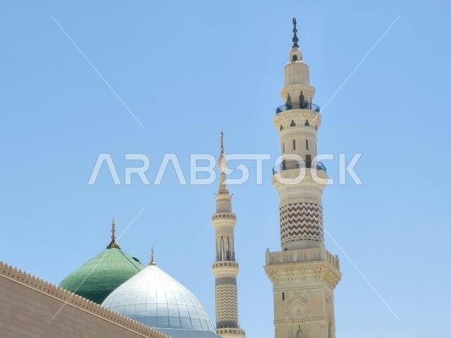 المئذنة والقبة الخضراء للمسجد النبوي، وهو موقع حج رئيسي يقع تحت إشراف حراسة الدولة. المئذنة والقبة الخضراء للمسجد النبوي، وهو موقع حج رئيسي يقع تحت إشراف حراسة الدولة.