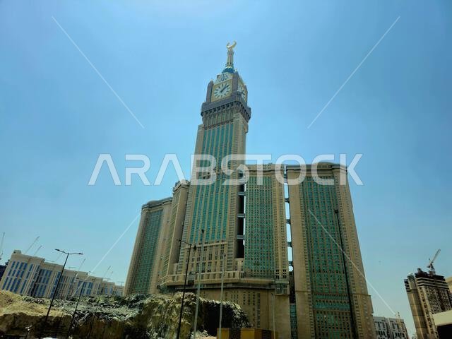 مكة المكرمة، المملكة العربية السعودية، 4 يونيو 2024: أبراج الساعة بالقرب من الكعبة المشرفة، وهو مجمع حكومي يضم سبعة فنادق شاهقة في مكة المكرمة، جزء من مشروع الملك عبد العزيز.