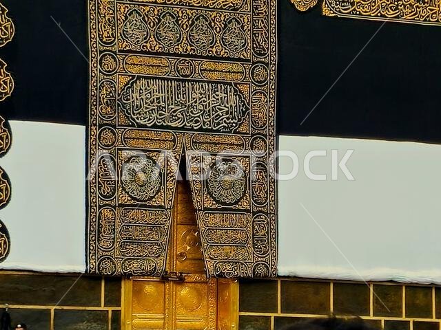 مكة المكرمة، المملكة العربية السعودية، ١٢ يونيو ٢٠٢٤: الباب الذهبي للكعبة المشرفة، مرتدياً كسوة الإحرام، وهي قطعة قماش بيضاء ترمز إلى الإحرام، تُوضع على الكعبة.