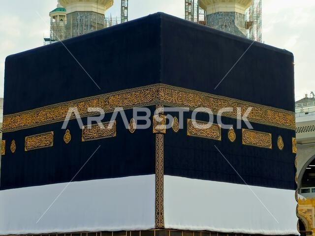 مكة المكرمة، المملكة العربية السعودية، ١٢ يونيو ٢٠٢٤: الكعبة المشرفة مرتديةً كسوة الإحرام، وهي قطعة قماش بيضاء ترمز إلى الإحرام، تُوضع على الكعبة المشرفة في مناسك الحج.