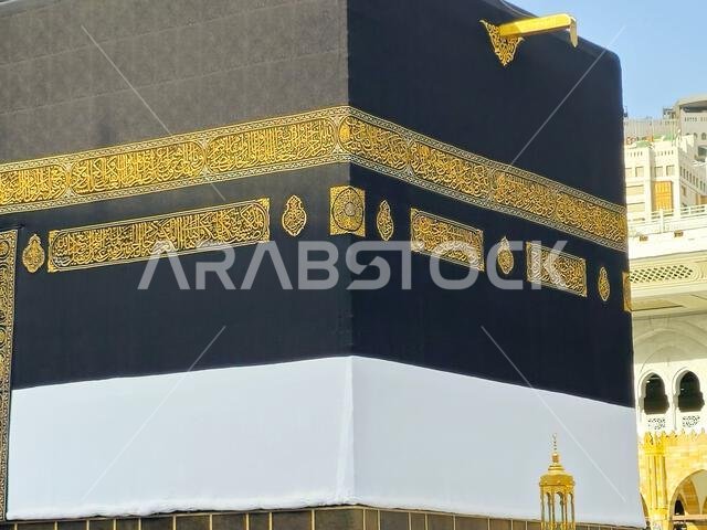 مكة المكرمة، المملكة العربية السعودية، ١٢ يونيو ٢٠٢٤: الكعبة المشرفة مرتديةً كسوة الإحرام، وهي قطعة قماش بيضاء ترمز إلى الإحرام، تُوضع على الكعبة المشرفة في مناسك الحج.