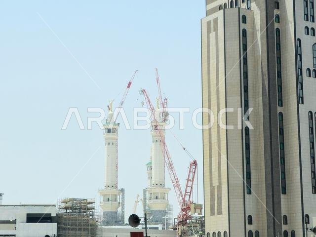 مكة المكرمة، المملكة العربية السعودية، 4 يونيو 2024: مآذن المسجد الحرام المحيطة بالكعبة المشرفة خلال مناسك الحج والعمرة، مع أبراج الرافعات المحيطة بها. مكة المكرمة، المملكة العربية السعودية، 4 يونيو 2024: مآذن المسجد الحرام المحيطة بالكعبة المشرفة خلال مناسك الحج والعمرة، مع أبراج الرافعات المحيطة بها.