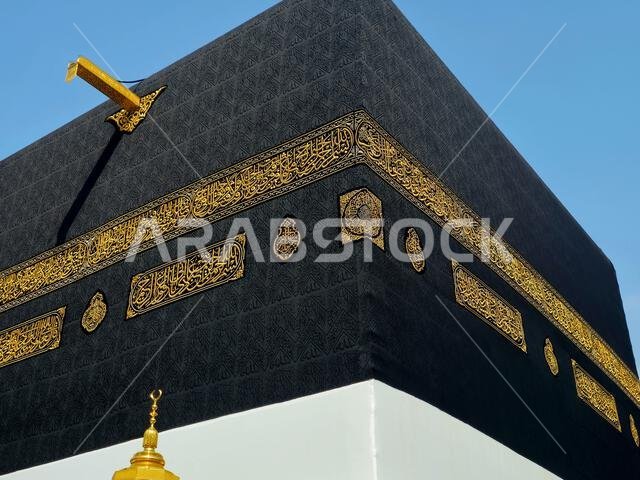 الكعبة المشرفة، وهي بناء حجري يقع في قلب المسجد الحرام، أهم مساجد الإسلام وأقدس مواقعه، هي القبلة، وهي اتجاهها.