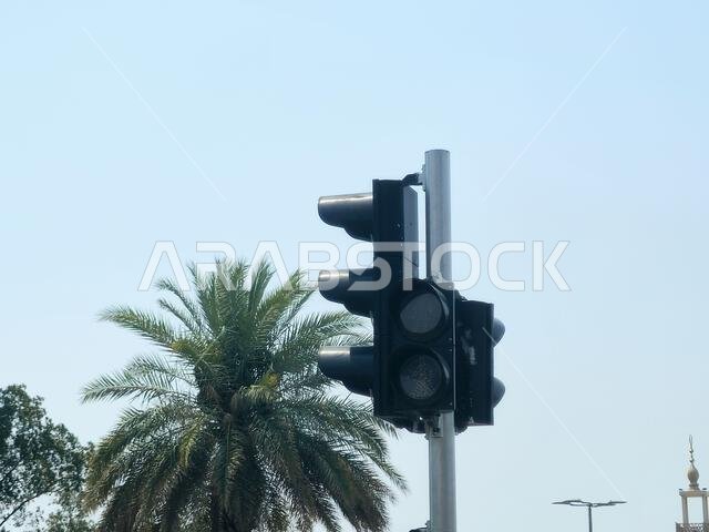 مكة المكرمة، المملكة العربية السعودية، 19 يونيو 2024: إشارات المرور في شوارع المملكة العربية السعودية، ومفهوم انسيابية حركة السيارات على الطرق السريعة والازدحام المروري، شوارع مكة المكرمة مكة المكرمة، المملكة العربية السعودية، 19 يونيو 2024: إشارات المرور في شوارع المملكة العربية السعودية، ومفهوم انسيابية حركة السيارات على الطرق السريعة والازدحام المروري، شوارع مكة المكرمة