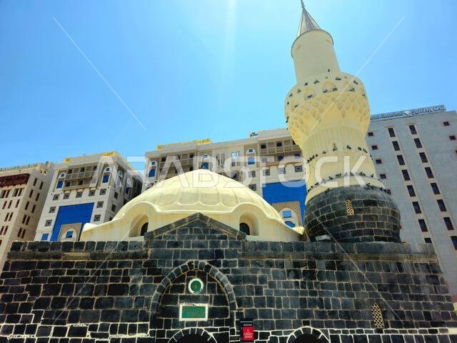المدينة المنورة، المملكة العربية السعودية، 26 يونيو 2024: منظر خارجي لمسجد أبي بكر الصديق، أحد أقدم المساجد في المدينة المنورة، ويقع باتجاه المدينة المنورة، المملكة العربية السعودية، 26 يونيو 2024: منظر خارجي لمسجد أبي بكر الصديق، أحد أقدم المساجد في المدينة المنورة، ويقع باتجاه
