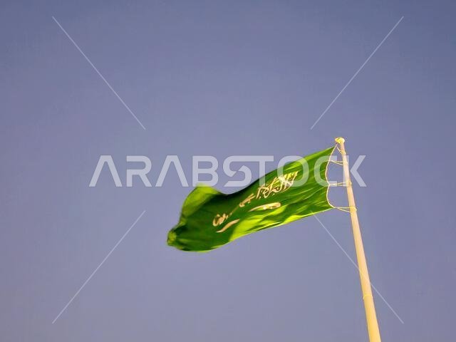 العلم الوطني للمملكة العربية السعودية، خلفية خضراء عليها كتابة عربية وسيف أبيض عليه كتابة للعقيدة الإسلامية، أو العلم الوطني للمملكة العربية السعودية، خلفية خضراء عليها كتابة عربية وسيف أبيض عليه كتابة للعقيدة الإسلامية، أو