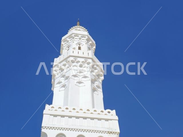 يحتوي الجزء الخارجي من مسجد القبلتين، المعروف بمسجد القبلتين، على محرابين (موضعين يشيران إلى القبلة) في اتجاهين مختلفين.