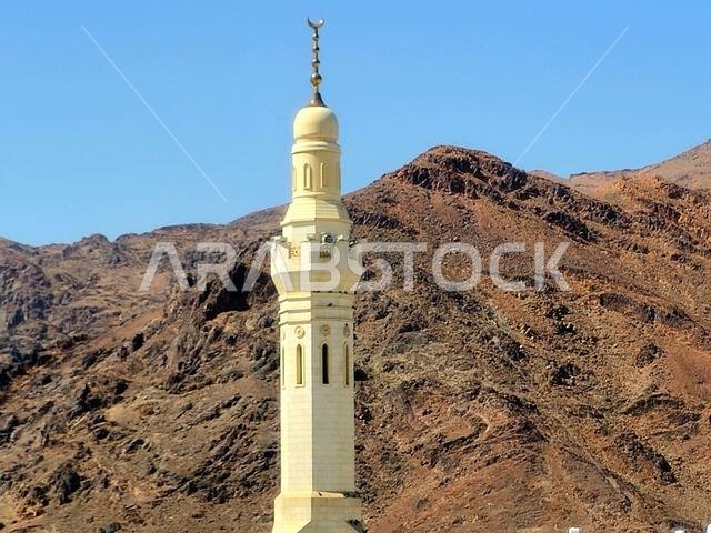 جبل أحد، وهو جبل يقع شمال المدينة المنورة، موقع المعركة الثانية بين النبي محمد صلى الله عليه وسلم ومشركي قبيلته قريش. جبل أحد، وهو جبل يقع شمال المدينة المنورة، موقع المعركة الثانية بين النبي محمد صلى الله عليه وسلم ومشركي قبيلته قريش.