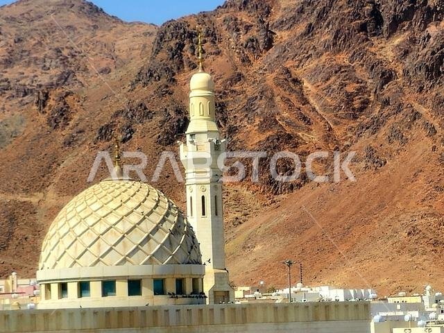 جبل أحد، وهو جبل يقع شمال المدينة المنورة، موقع المعركة الثانية بين النبي محمد صلى الله عليه وسلم ومشركي قبيلته قريش.