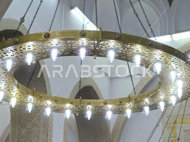 المدينة المنورة، المملكة العربية السعودية، 27 يونيو 2024: مسجد القبلتين، الذي يضم محرابين (مكانين يشيران إلى القبلة) في اتجاهين مختلفين