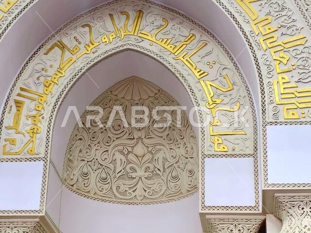 القبلة الجديدة باتجاه الكعبة بعد تغيير اتجاهها من المسجد الأقصى، مسجد القبلتين، يحتوي على محرابين (موضعين يشيران إلى اتجاه الكعبة).