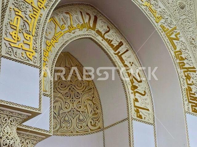 القبلة الجديدة باتجاه الكعبة بعد تغيير اتجاهها من المسجد الأقصى، مسجد القبلتين، يحتوي على محرابين (موضعين يشيران إلى اتجاه الكعبة).