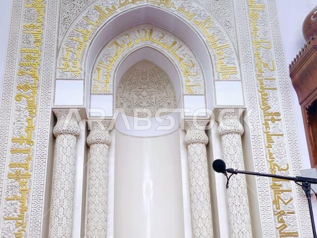 القبلة الجديدة باتجاه الكعبة بعد تغيير اتجاهها من المسجد الأقصى، مسجد القبلتين، يحتوي على محرابين (موضعين يشيران إلى اتجاه الكعبة).