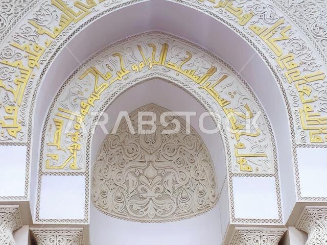 المدينة المنورة، المملكة العربية السعودية، 27 يونيو 2024: مسجد القبلتين، الذي يضم محرابين (مكانين يشيران إلى القبلة) في اتجاهين مختلفين