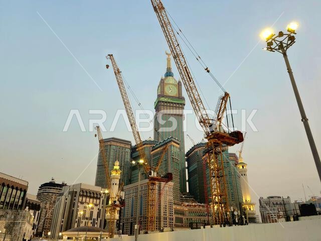 مكة المكرمة، المملكة العربية السعودية، 4 يونيو 2024: أبراج الساعة بالقرب من الكعبة المشرفة، وهو مجمع حكومي يضم سبعة فنادق شاهقة في مكة المكرمة، جزء من مشروع الملك عبد العزيز.