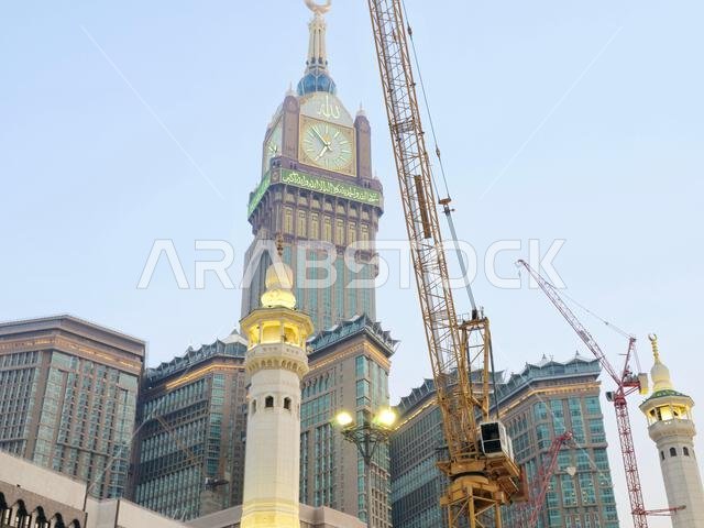 مكة المكرمة، المملكة العربية السعودية، 4 يونيو 2024: أبراج الساعة بالقرب من الكعبة المشرفة، وهو مجمع حكومي يضم سبعة فنادق شاهقة في مكة المكرمة، جزء من مشروع الملك عبد العزيز.