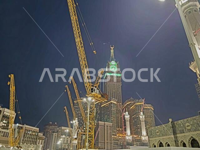 مكة المكرمة، المملكة العربية السعودية، 4 يونيو 2024: أبراج الساعة بالقرب من الكعبة المشرفة، وهو مجمع حكومي يضم سبعة فنادق شاهقة في مكة المكرمة، جزء من مشروع الملك عبد العزيز. مكة المكرمة، المملكة العربية السعودية، 4 يونيو 2024: أبراج الساعة بالقرب من الكعبة المشرفة، وهو مجمع حكومي يضم سبعة فنادق شاهقة في مكة المكرمة، جزء من مشروع الملك عبد العزيز.