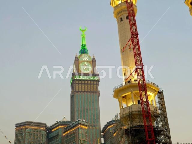 مكة المكرمة، المملكة العربية السعودية، 4 يونيو 2024: أبراج الساعة بالقرب من الكعبة المشرفة، وهو مجمع حكومي يضم سبعة فنادق شاهقة في مكة المكرمة، جزء من مشروع الملك عبد العزيز. مكة المكرمة، المملكة العربية السعودية، 4 يونيو 2024: أبراج الساعة بالقرب من الكعبة المشرفة، وهو مجمع حكومي يضم سبعة فنادق شاهقة في مكة المكرمة، جزء من مشروع الملك عبد العزيز.