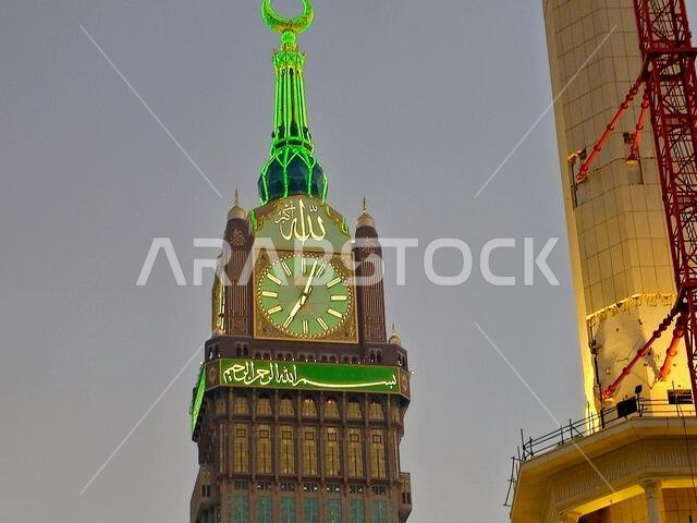 مكة المكرمة، المملكة العربية السعودية، 4 يونيو 2024: أبراج الساعة بالقرب من الكعبة المشرفة، وهو مجمع حكومي يضم سبعة فنادق شاهقة في مكة المكرمة، جزء من مشروع الملك عبد العزيز. مكة المكرمة، المملكة العربية السعودية، 4 يونيو 2024: أبراج الساعة بالقرب من الكعبة المشرفة، وهو مجمع حكومي يضم سبعة فنادق شاهقة في مكة المكرمة، جزء من مشروع الملك عبد العزيز.