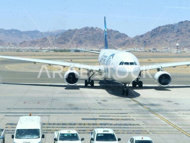 المدينة المنورة، المملكة العربية السعودية، 29 يونيو 2024: طائرة تابعة لمصر للطيران في مطار الأمير محمد بن عبد العزيز الدولي بالمدينة المنورة، والذي يخدم الرحلات الداخلية والإقليمية