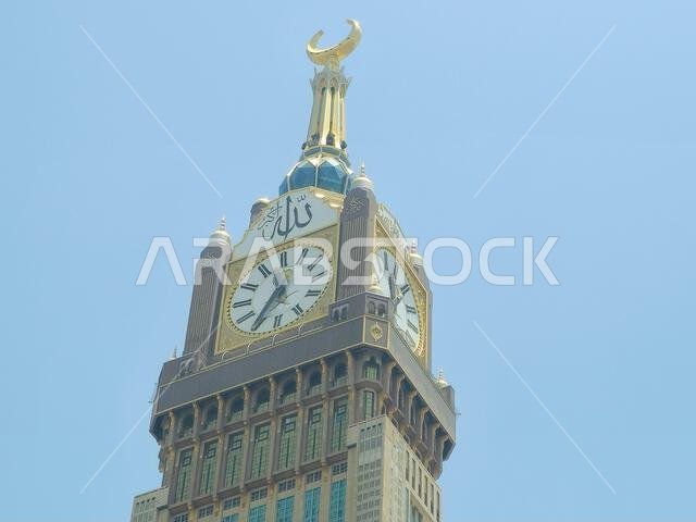 مكة المكرمة، المملكة العربية السعودية، 5 يونيو 2024: أبراج الساعة بالقرب من الكعبة المشرفة، وهو مجمع حكومي يضم سبعة فنادق شاهقة في مكة المكرمة، جزء من مشروع الملك عبد العزيز.