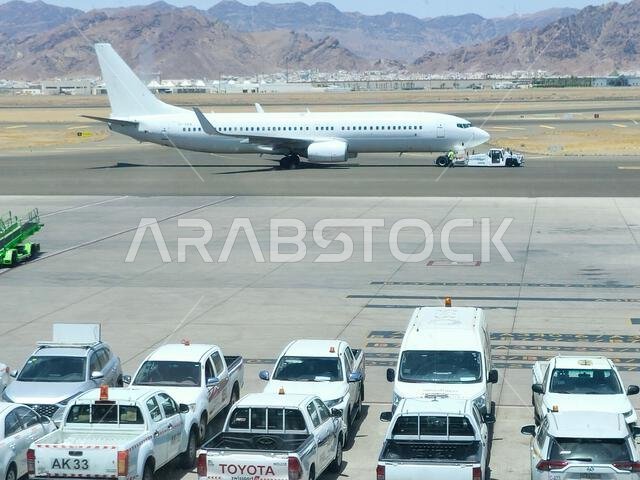 المدينة المنورة، المملكة العربية السعودية، 29 يونيو 2024: طائرة في مطار الأمير محمد بن عبد العزيز الدولي بالمدينة المنورة، تُسيّر رحلات داخلية وإقليمية ودولية