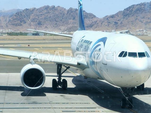 المدينة المنورة، المملكة العربية السعودية، 29 يونيو 2024: طائرة تابعة لمصر للطيران في مطار الأمير محمد بن عبد العزيز الدولي بالمدينة المنورة، والذي يخدم الرحلات الداخلية والإقليمية