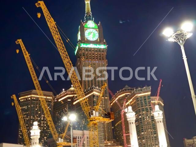 مكة المكرمة، المملكة العربية السعودية، 4 يونيو 2024: أبراج الساعة بالقرب من الكعبة المشرفة، وهو مجمع حكومي يضم سبعة فنادق شاهقة في مكة المكرمة، جزء من مشروع الملك عبد العزيز. مكة المكرمة، المملكة العربية السعودية، 4 يونيو 2024: أبراج الساعة بالقرب من الكعبة المشرفة، وهو مجمع حكومي يضم سبعة فنادق شاهقة في مكة المكرمة، جزء من مشروع الملك عبد العزيز.