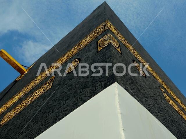 الكعبة في ملابس الإحرام، الكعبة بناء حجري في قلب المسجد الحرام، أهم مساجد الإسلام وأقدس مواقعه، وهو القبلة