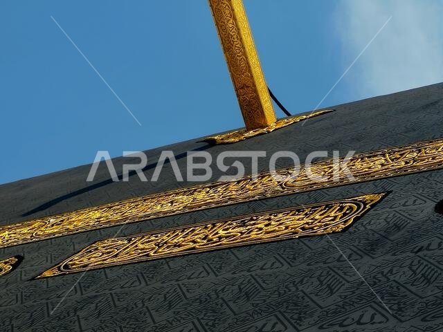 الجزء العلوي من الكعبة، الكعبة بناء حجري في قلب المسجد الحرام، أهم مساجد الإسلام وأقدس مواقعه، وهو القُبَّة الجزء العلوي من الكعبة، الكعبة بناء حجري في قلب المسجد الحرام، أهم مساجد الإسلام وأقدس مواقعه، وهو القُبَّة