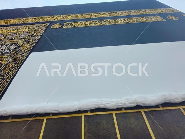 الكعبة المشرفة، وهي بناء حجري يقع في قلب المسجد الحرام، أهم مساجد الإسلام وأقدس مواقعه، هي القبلة، وهي اتجاهها.