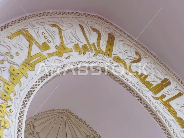 المدينة المنورة، المملكة العربية السعودية، 27 يونيو 2024: مسجد القبلتين، الذي يضم محرابين (مكانين يشيران إلى القبلة) في اتجاهين مختلفين