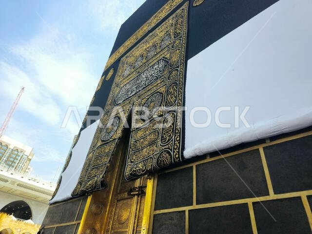 مكة المكرمة، المملكة العربية السعودية، 21 يونيو 2024: الكعبة المشرفة في ملابس الإحرام، الكعبة بناء حجري يقع في قلب أهم مساجد الإسلام وأقدسها.