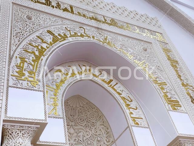 القبلة الجديدة باتجاه الكعبة بعد تغيير اتجاهها من المسجد الأقصى، مسجد القبلتين، يحتوي على محرابين (موضعين يشيران إلى اتجاه الكعبة).