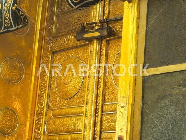 الباب الذهبي للكعبة، الكعبة بناء حجري في قلب أهم مساجد الإسلام وأقدس مواقعه، المسجد الحرام، إنه الـ