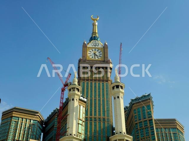 مكة المكرمة، المملكة العربية السعودية، 21 يونيو 2024: أبراج الساعة بالقرب من الكعبة المشرفة، وهو مجمع حكومي يضم سبعة فنادق شاهقة في مكة المكرمة، جزء من مشروع الملك عبد العزيز.