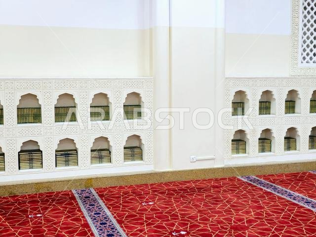 المدينة المنورة، المملكة العربية السعودية، 27 يونيو 2024: مسجد القبلتين، الذي يضم محرابين (مكانين يشيران إلى القبلة) في اتجاهين مختلفين المدينة المنورة، المملكة العربية السعودية، 27 يونيو 2024: مسجد القبلتين، الذي يضم محرابين (مكانين يشيران إلى القبلة) في اتجاهين مختلفين